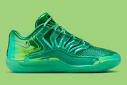 Nike KD 18 LX All-Star Warning Label avec tige Stadium Green brillante, Swoosh métallique, lace charm Grim Reaper, amorti Air Zoom et semelle extérieure en caoutchouc.