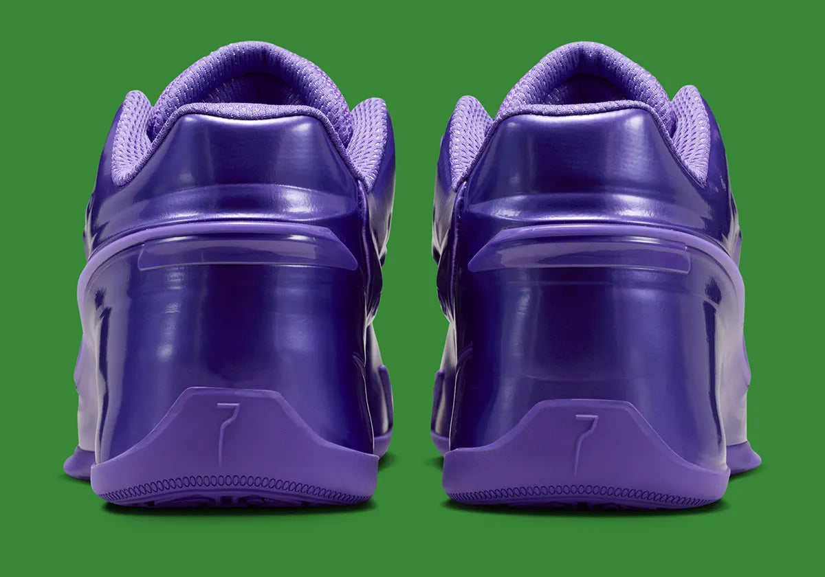 Sneaker Nike KD 19 Field Purple violette avec tige en mesh technique, amorti Zoom Air et design performance basketball moderne.  vu de derrière