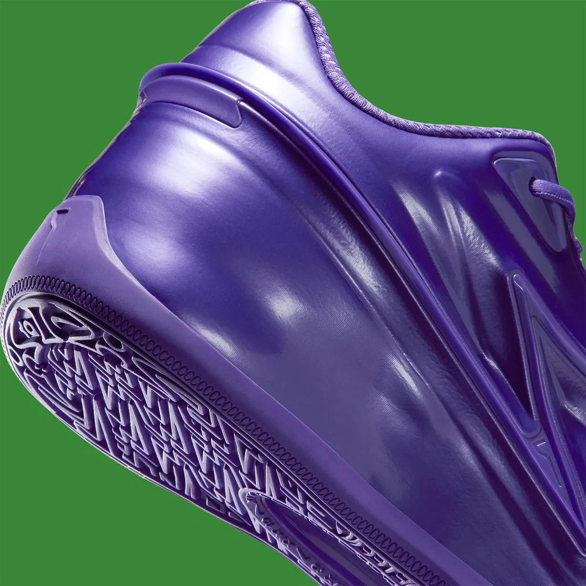 Sneaker Nike KD 19 Field Purple violette avec tige en mesh technique, amorti Zoom Air et design performance basketball moderne. vu zoom sur détail arrière