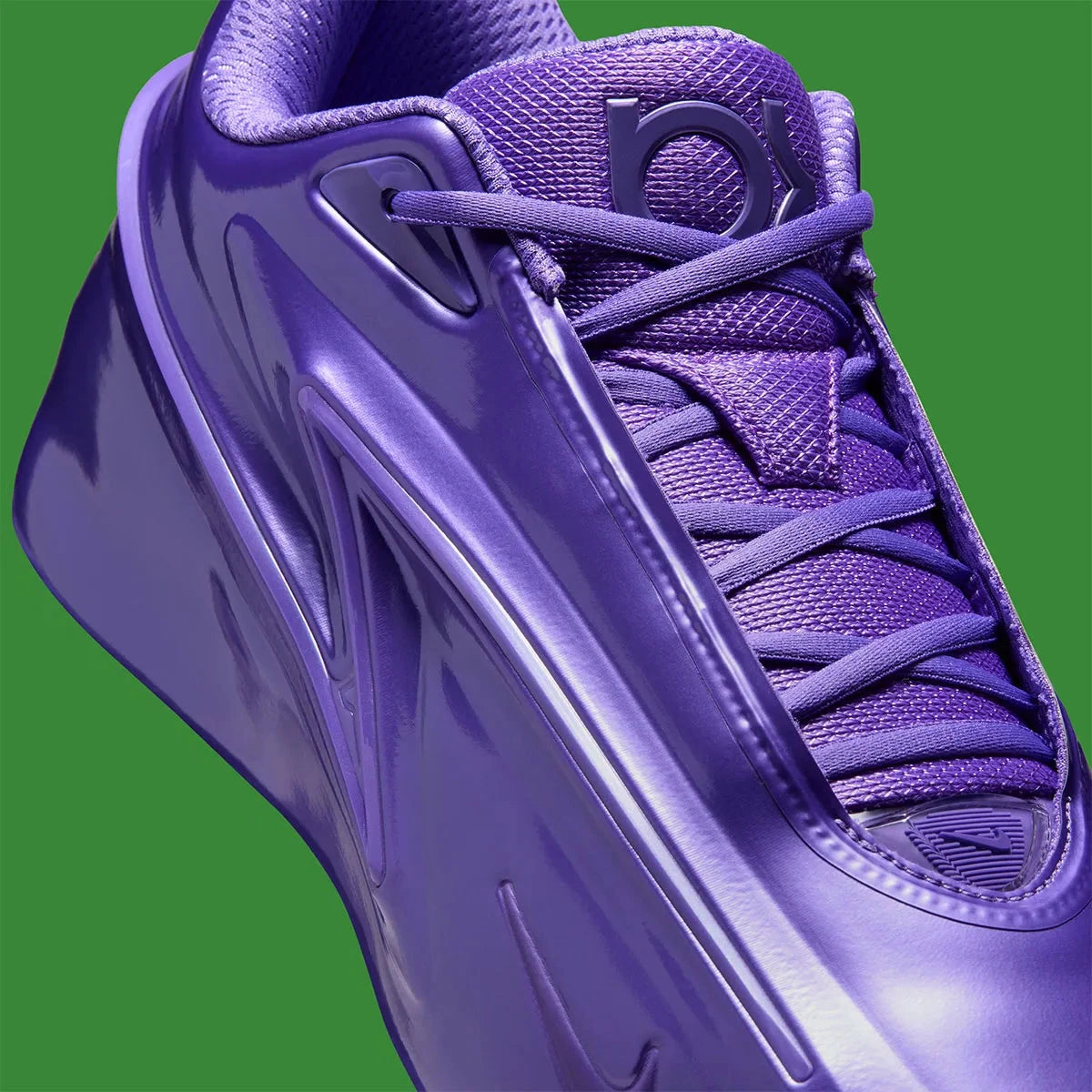 Sneaker Nike KD 19 Field Purple violette avec tige en mesh technique, amorti Zoom Air et design performance basketball moderne. vu zoom sur le milieu de la paire