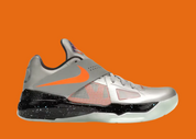 Nike KD 4 Galaxy 2024 avec tige Hyperfuse argent métallisé, accents Total Orange, sangle de maintien, écussons spatiaux et semelle extérieure phosphorescente