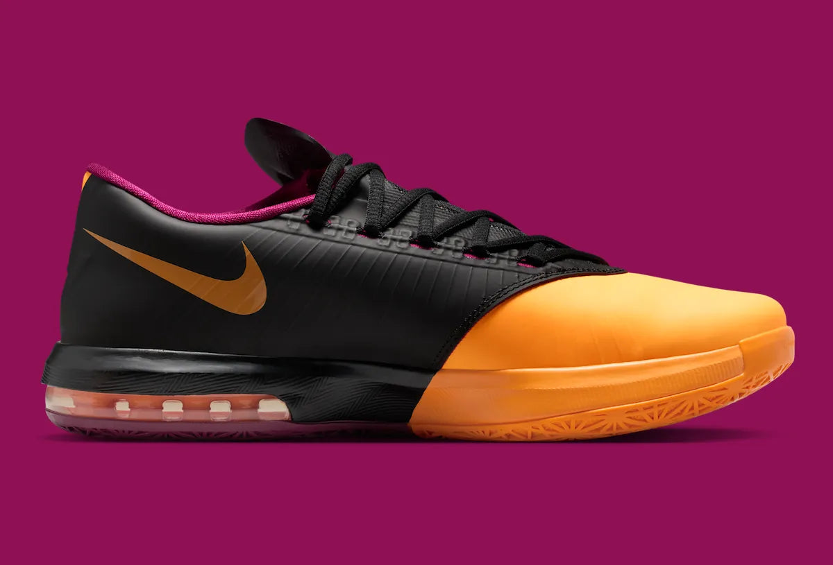 Nike KD 6 Peanut Butter & Jelly 2026 avec tige en mesh et matériaux synthétiques Laser Orange, détails Raspberry Red, grand Swoosh violet, amorti Zoom Air à l'avant-pied et Max Air au talon.