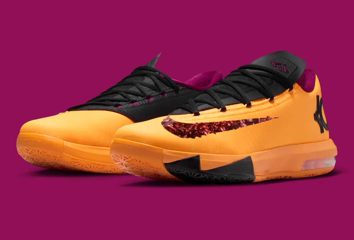 Nike KD 6 Peanut Butter & Jelly 2026 avec tige en mesh et matériaux synthétiques Laser Orange, détails Raspberry Red, grand Swoosh violet, amorti Zoom Air à l'avant-pied et Max Air au talon.