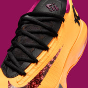 Nike KD 6 Peanut Butter & Jelly 2026 avec tige en mesh et matériaux synthétiques Laser Orange, détails Raspberry Red, grand Swoosh violet, amorti Zoom Air à l'avant-pied et Max Air au talon.