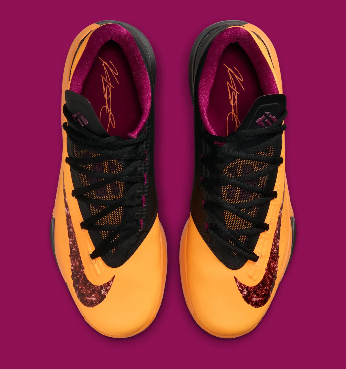 Nike KD 6 Peanut Butter & Jelly 2026 avec tige en mesh et matériaux synthétiques Laser Orange, détails Raspberry Red, grand Swoosh violet, amorti Zoom Air à l'avant-pied et Max Air au talon.