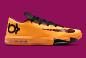 Nike KD 6 Peanut Butter & Jelly 2026 avec tige en mesh et matériaux synthétiques Laser Orange, détails Raspberry Red, grand Swoosh violet, amorti Zoom Air à l'avant-pied et Max Air au talon.