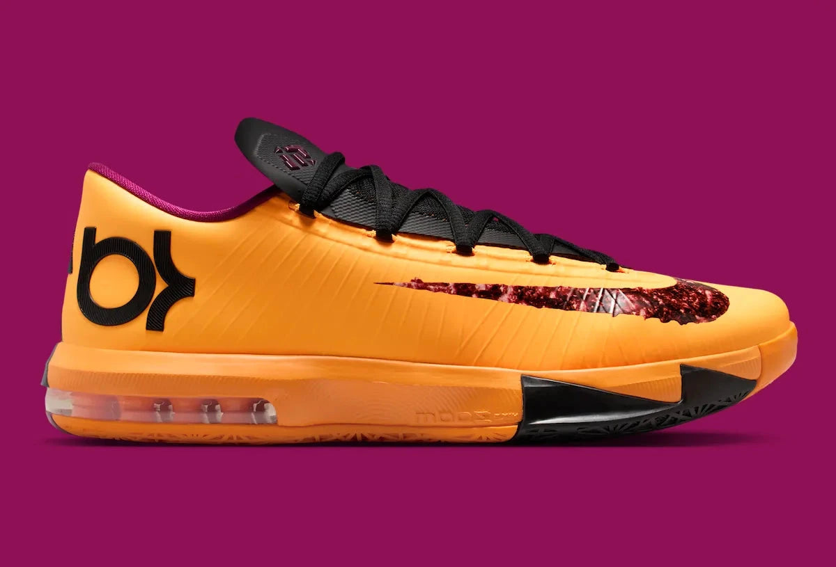 Nike KD 6 Peanut Butter & Jelly 2026 avec tige en mesh et matériaux synthétiques Laser Orange, détails Raspberry Red, grand Swoosh violet, amorti Zoom Air à l'avant-pied et Max Air au talon.