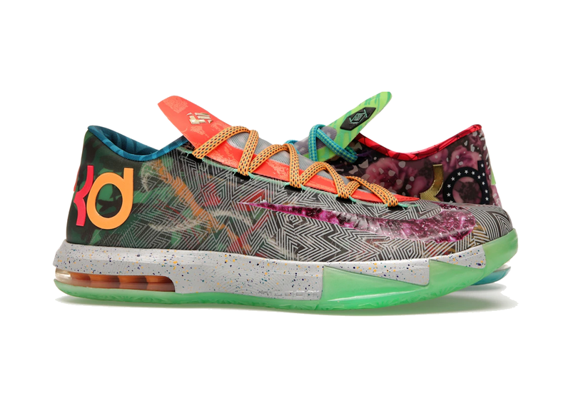 Nike KD 6 What the KD avec tige asymétrique en mesh multicolore, technologie Flywire, amorti Zoom Air et détails inspirés des coloris emblématiques de la KD 6.