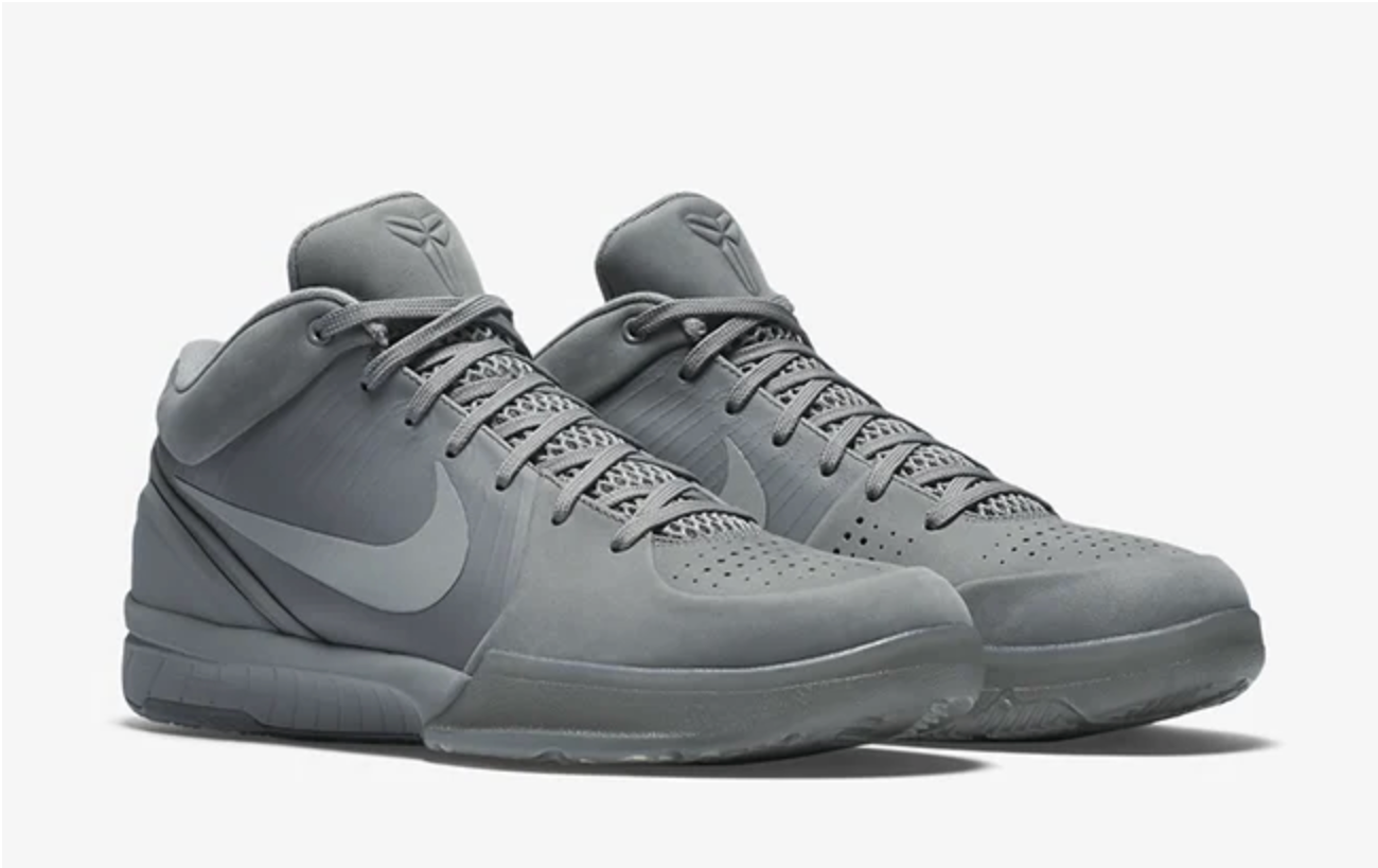 Nike Kobe 4 Black Mamba Collection Fade to Black, chaussure de basketball basse Nike issue du Fade to Black Pack en hommage à Kobe Bryant.