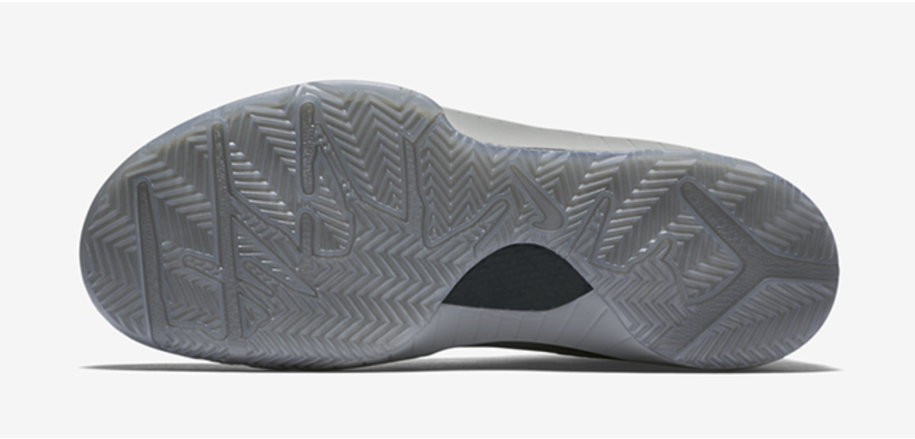 Nike Kobe 4 Black Mamba Collection Fade to Black, chaussure de basketball basse Nike issue du Fade to Black Pack en hommage à Kobe Bryant.