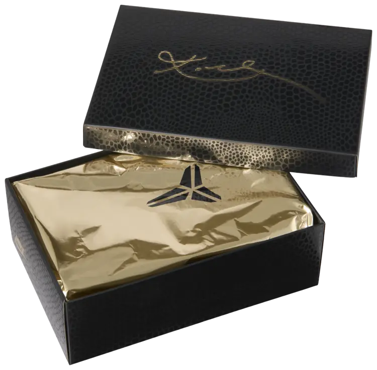 Nike Kobe 4 Protro Draft Day Pack Mystery Sealed Box, coffret collector scellé contenant une version aléatoire de la Kobe 4 Protro avec tige en mesh respirant, construction Protro et semelle extérieure en caoutchouc.