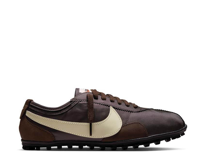 Nike Moon Shoe Baroque Brown Cashmere avec tige légère en textile brun et beige, empiècements synthétiques et semelle extérieure gaufrée en caoutchouc vue de profil. 