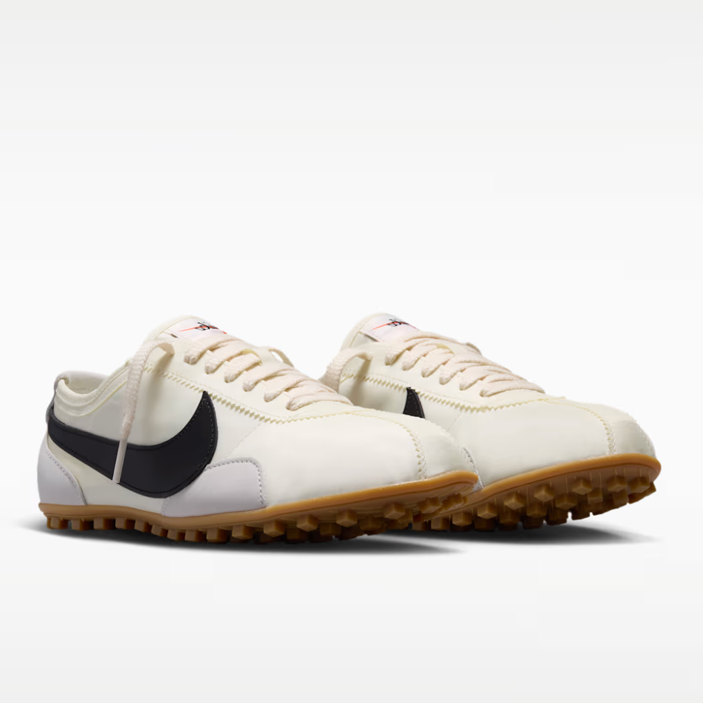 Nike Moon Shoe OG Sail Black Gum, sneakers inspirées de la Moon Shoe originale avec coloris Sail, Black et Gum, silhouette rétro et finitions premium.