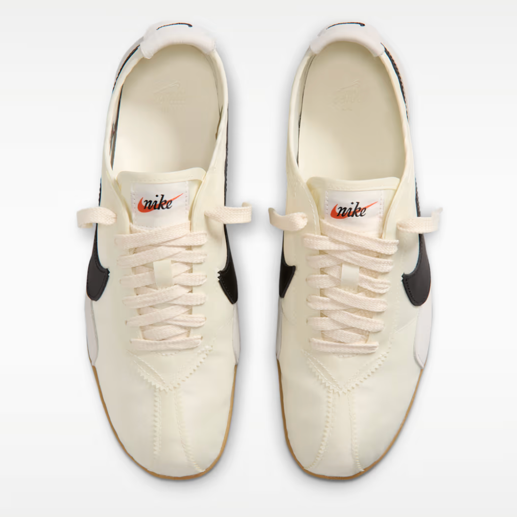 Nike Moon Shoe OG Sail Black Gum, sneakers inspirées de la Moon Shoe originale avec coloris Sail, Black et Gum, silhouette rétro et finitions premium.