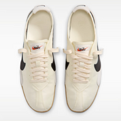 Nike Moon Shoe OG Sail Black Gum, sneakers inspirées de la Moon Shoe originale avec coloris Sail, Black et Gum, silhouette rétro et finitions premium.