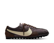 Nike Moon Shoe Baroque Brown Cashmere avec tige légère en textile brun et beige, empiècements synthétiques et semelle extérieure gaufrée en caoutchouc vue de profil. 