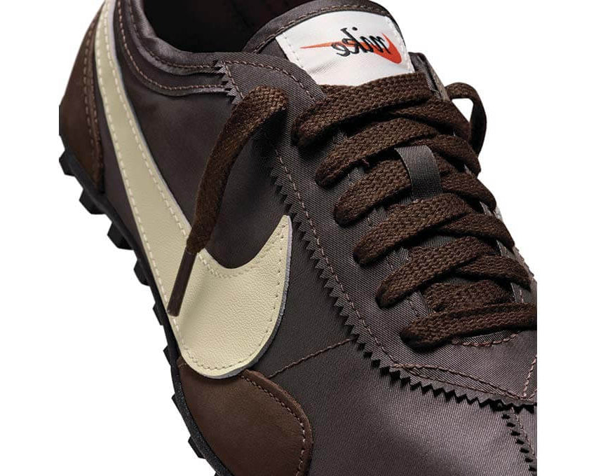 Vue sur les détails latéraux de la Nike Moon Shoe Baroque Brown Cashmere avec tige légère en textile brun et beige, empiècements synthétiques et semelle extérieure gaufrée en caoutchouc.