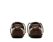Nike Moon Shoe Baroque Brown Cashmere avec tige légère en textile brun et beige, empiècements synthétiques et semelle extérieure gaufrée en caoutchouc vue de derrière. 