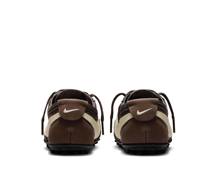 Nike Moon Shoe Baroque Brown Cashmere avec tige légère en textile brun et beige, empiècements synthétiques et semelle extérieure gaufrée en caoutchouc vue de derrière. 