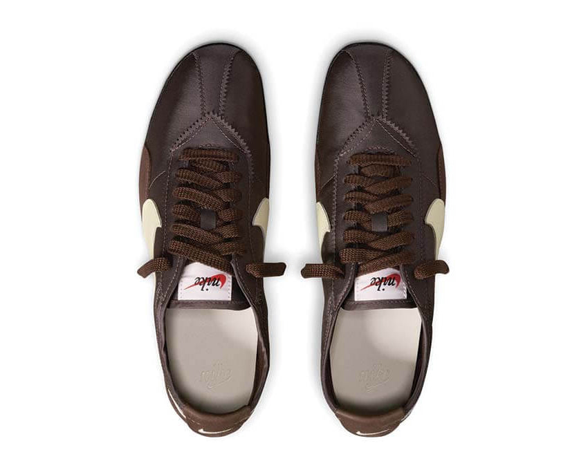 Nike Moon Shoe Baroque Brown Cashmere avec tige légère en textile brun et beige, empiècements synthétiques et semelle extérieure gaufrée en caoutchouc vue du dessus. 