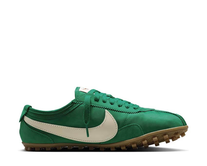 Nike Moon Shoe Malachite Soft Pearl avec tige légère verte et crème, construction inspirée du running vintage et semelle extérieure gaufrée en caoutchouc vue de profil. 