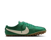 Nike Moon Shoe Malachite Soft Pearl avec tige légère verte et crème, construction inspirée du running vintage et semelle extérieure gaufrée en caoutchouc vue de profil. 