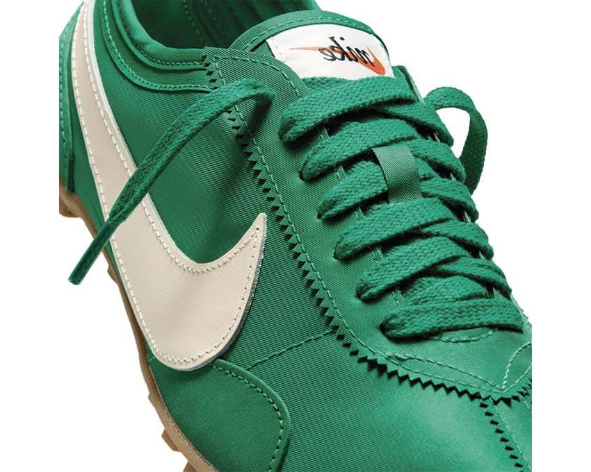 Vue sur les détails latéraux de la Nike Moon Shoe Malachite Soft Pearl avec tige légère verte et crème, construction inspirée du running vintage et semelle extérieure gaufrée en caoutchouc.