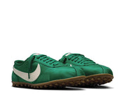 Nike Moon Shoe Malachite Soft Pearl avec tige légère verte et crème, construction inspirée du running vintage et semelle extérieure gaufrée en caoutchouc vue de 3/4 face. 