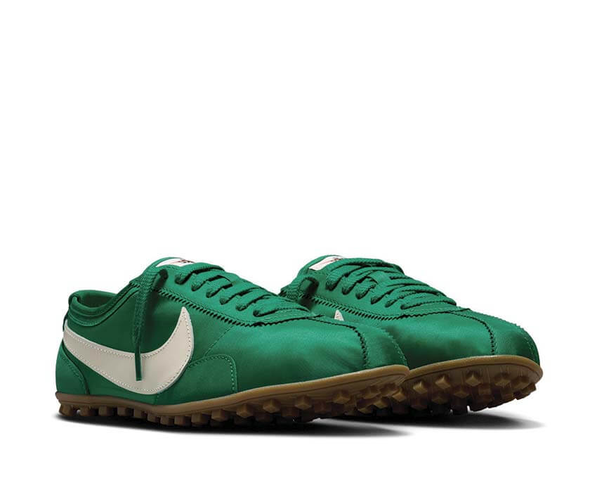 Nike Moon Shoe Malachite Soft Pearl avec tige légère verte et crème, construction inspirée du running vintage et semelle extérieure gaufrée en caoutchouc vue de 3/4 face. 