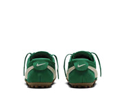 Nike Moon Shoe Malachite Soft Pearl avec tige légère verte et crème, construction inspirée du running vintage et semelle vue de derrière. 