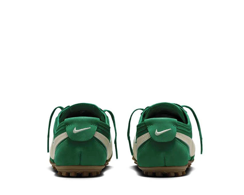 Nike Moon Shoe Malachite Soft Pearl avec tige légère verte et crème, construction inspirée du running vintage et semelle vue de derrière. 