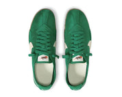 Nike Moon Shoe Malachite Soft Pearl avec tige légère verte et crème, construction inspirée du running vintage et semelle extérieure gaufrée en caoutchouc vue du dessus. 
