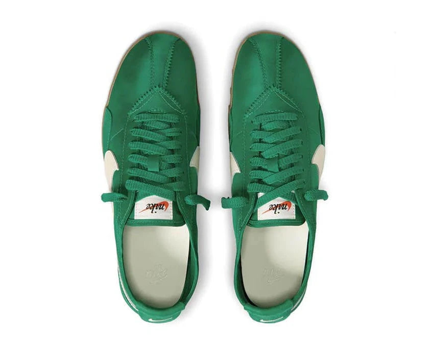 Nike Moon Shoe Malachite Soft Pearl avec tige légère verte et crème, construction inspirée du running vintage et semelle extérieure gaufrée en caoutchouc vue du dessus. 