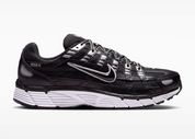 Nike P-6000 Black White Metallic Silver noire, blanche et argentée avec mesh respirant, renforts superposés et détails Metallic Silver vue de profil. 