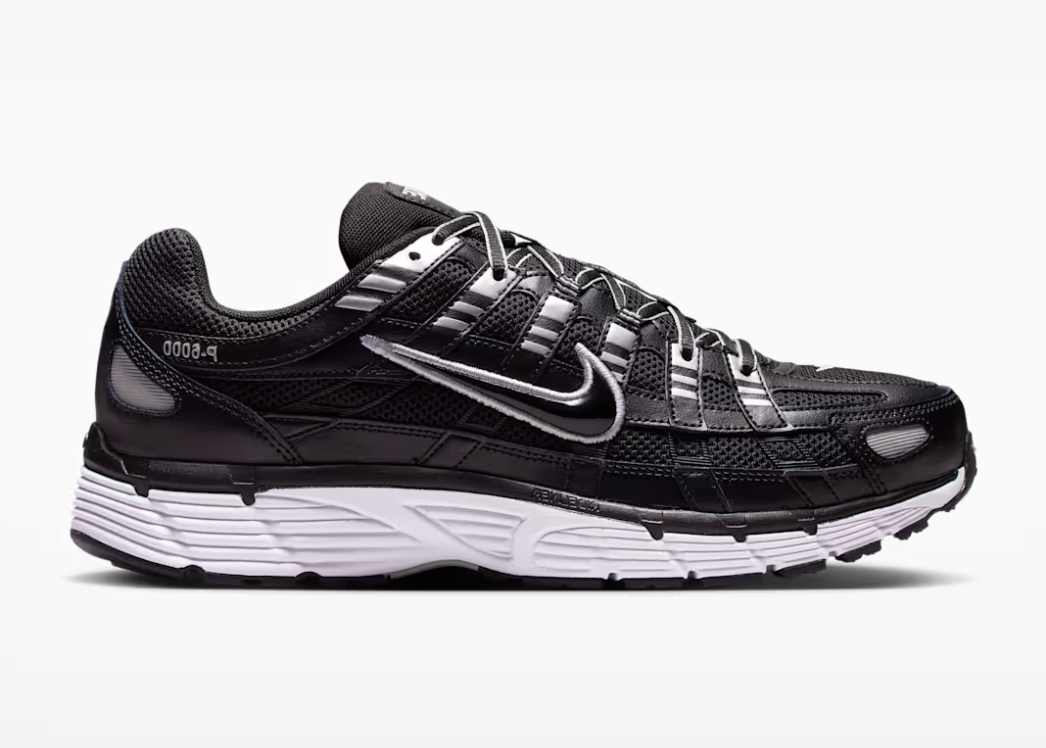 Nike P-6000 Black White Metallic Silver noire, blanche et argentée avec mesh respirant, renforts superposés et détails Metallic Silver vue de profil. 