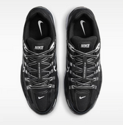 Nike P-6000 Black White Metallic Silver noire, blanche et argentée avec mesh respirant, renforts superposés et détails Metallic Silver vue du dessus. 