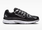 Nike P-6000 Black White Metallic Silver noire, blanche et argentée avec mesh respirant, renforts superposés et détails Metallic Silver vue de profil intérieur. 