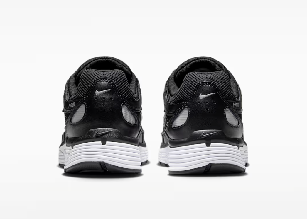 Nike P-6000 Black White Metallic Silver noire, blanche et argentée avec mesh respirant, renforts superposés et détails Metallic Silver vue de derrière. 