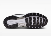 Nike P-6000 Black White Metallic Silver noire, blanche et argentée avec mesh respirant, renforts superposés et détails Metallic Silver vue de dessous. 