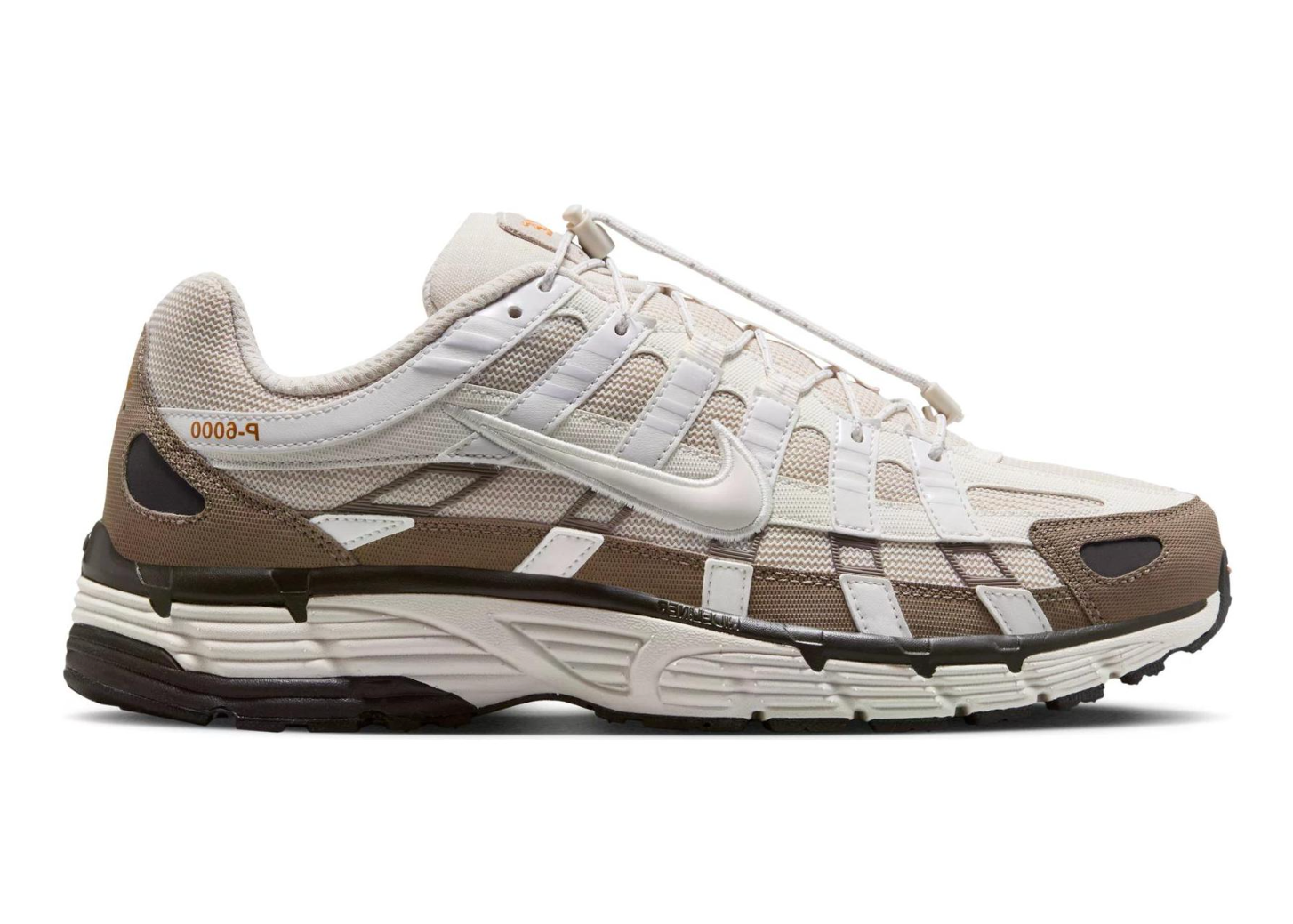 Nike P-6000 Light Orewood Brown Mink Brown en tons beige et marron avec détails Phantom et Sail et construction rétro-running multicouche vue de profil. 