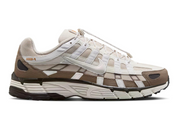 Nike P-6000 Light Orewood Brown Mink Brown en tons beige et marron avec détails Phantom et Sail et construction rétro-running multicouche vue de profil. 