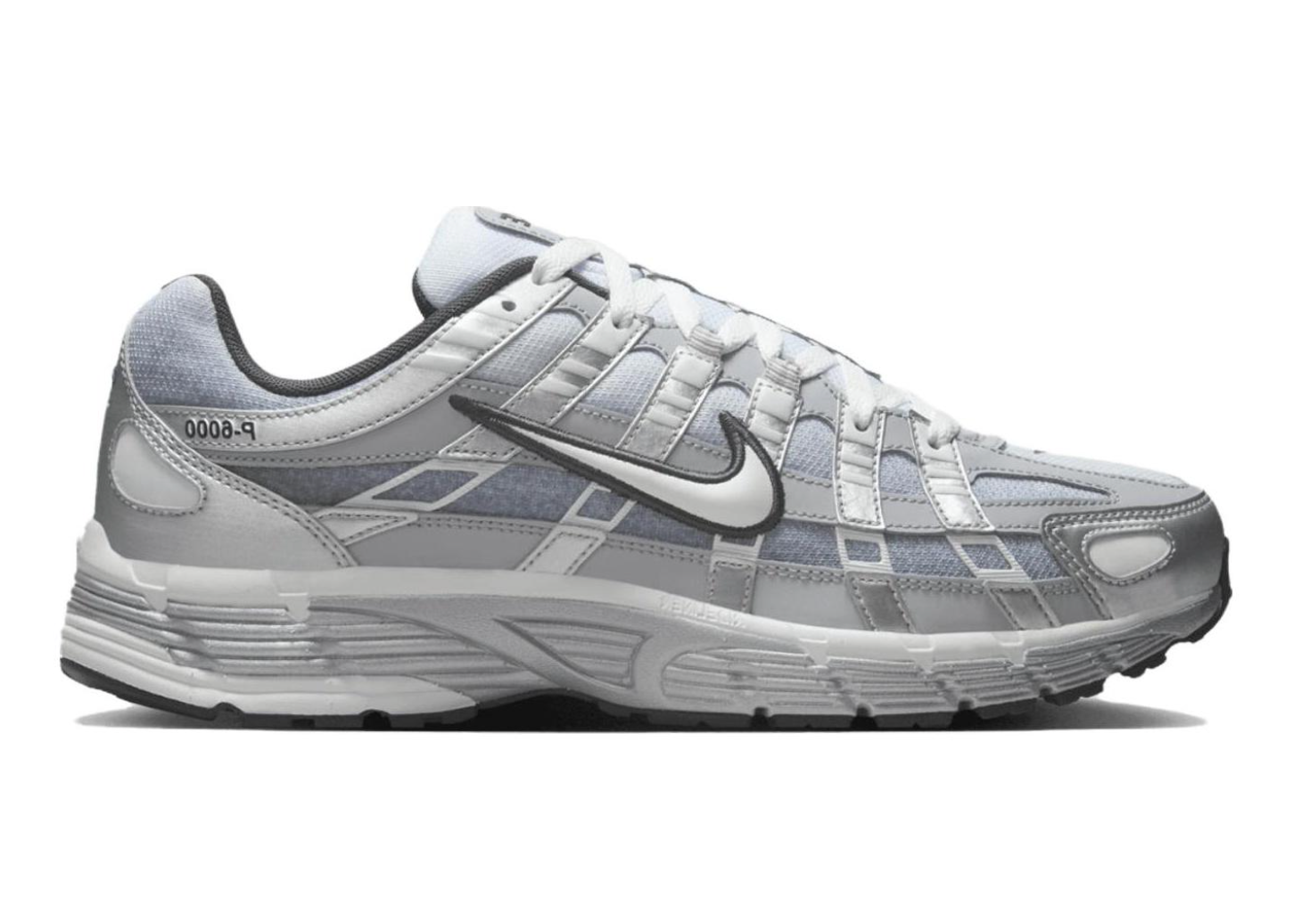 Nike P-6000 Metallic Silver Summit White-Wolf Grey argentée et grise avec empeigne en mesh, détails Summit White et Wolf Grey.