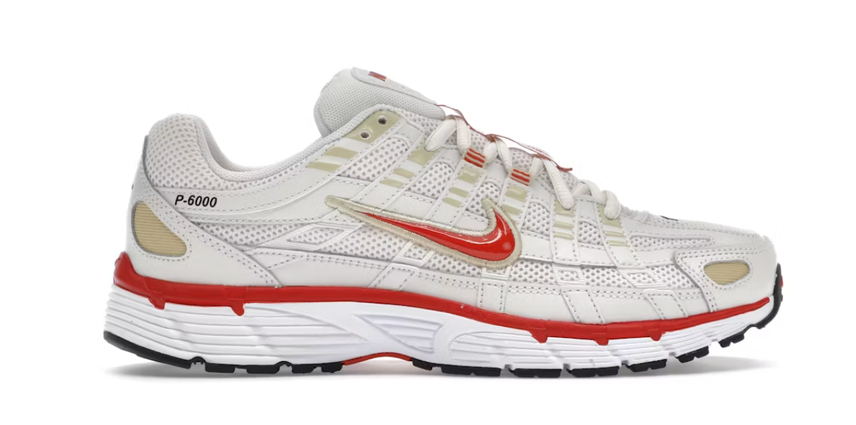 Nike P-6000 Phantom Dragon Red beige et blanche avec Swoosh rouge, empiècements multicouches et semelle rétro-running.