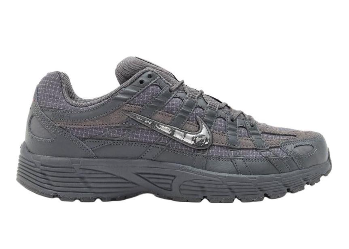 Nike P-6000 Premium Iron Grey Metallic Silver grise avec mesh, empiècements Dark Smoke Grey et Light Smoke Grey et détails Metallic Silver vue de profil. 