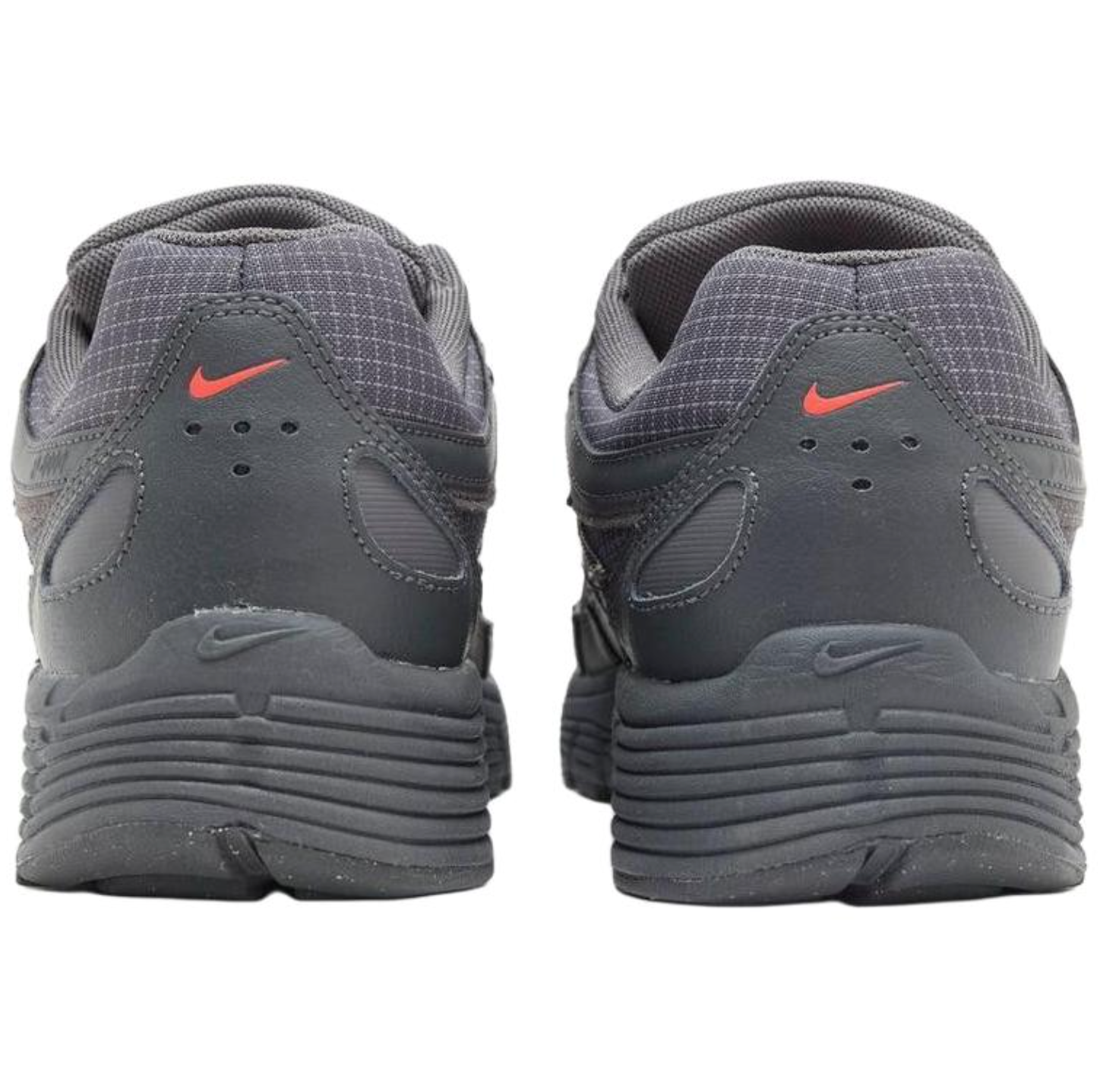 Nike P-6000 Premium Iron Grey Metallic Silver grise avec mesh, empiècements Dark Smoke Grey et Light Smoke Grey et détails Metallic Silver vue du derrière. 