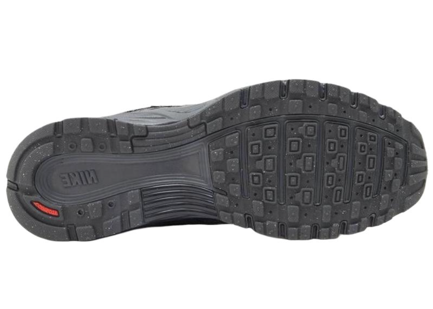 Nike P-6000 Premium Iron Grey Metallic Silver grise avec mesh, empiècements Dark Smoke Grey et Light Smoke Grey et détails Metallic Silver vue de dessous. 
