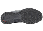 Nike P-6000 Premium Iron Grey Metallic Silver grise avec mesh, empiècements Dark Smoke Grey et Light Smoke Grey et détails Metallic Silver vue de dessous. 