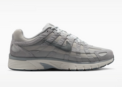 Nike P-6000 SE Pure Platinum Wolf Grey Summit White grise et blanche avec textile respirant, renforts en cuir synthétique et semelle en mousse vue de profil intérieur. 