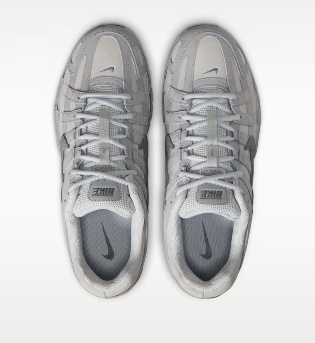 Nike P-6000 SE Pure Platinum Wolf Grey Summit White grise et blanche avec textile respirant, renforts en cuir synthétique et semelle en mousse vue de dessus. 