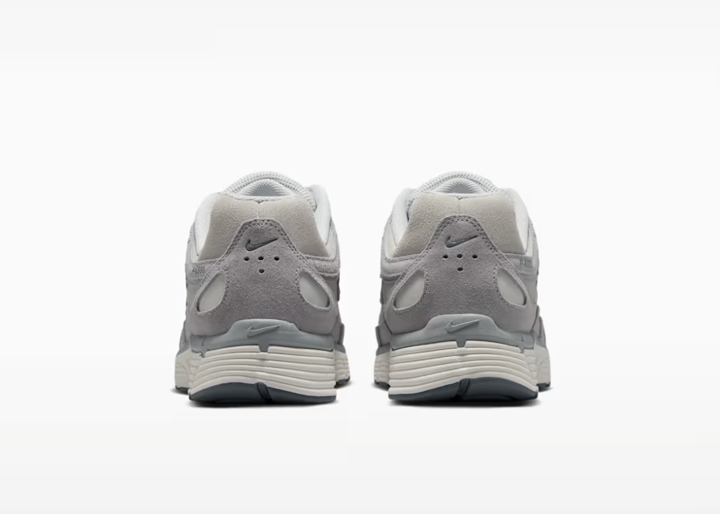 Nike P-6000 SE Pure Platinum Wolf Grey Summit White grise et blanche avec textile respirant, renforts en cuir synthétique et semelle en mousse vue de derrière. 